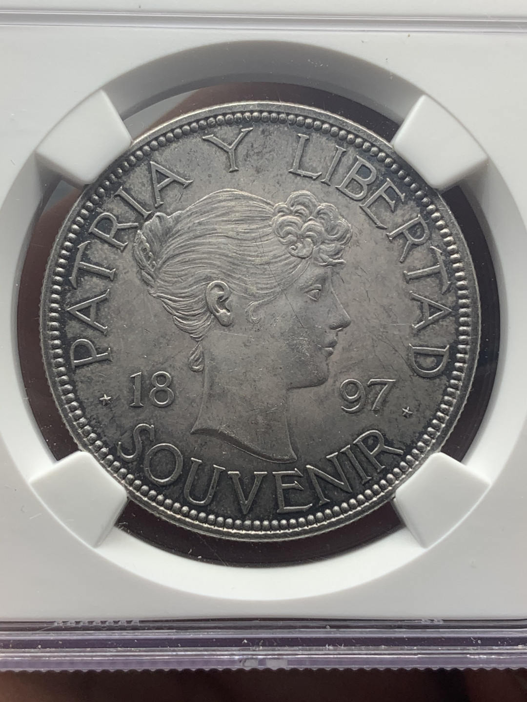 《竞宝斋》钱币微拍-第18场-本周日，周一2场连拍（全场顺丰包邮） NGC AU58 古巴1897年女神头像1比索银币 蓝色包浆，美丽古巴女神头像