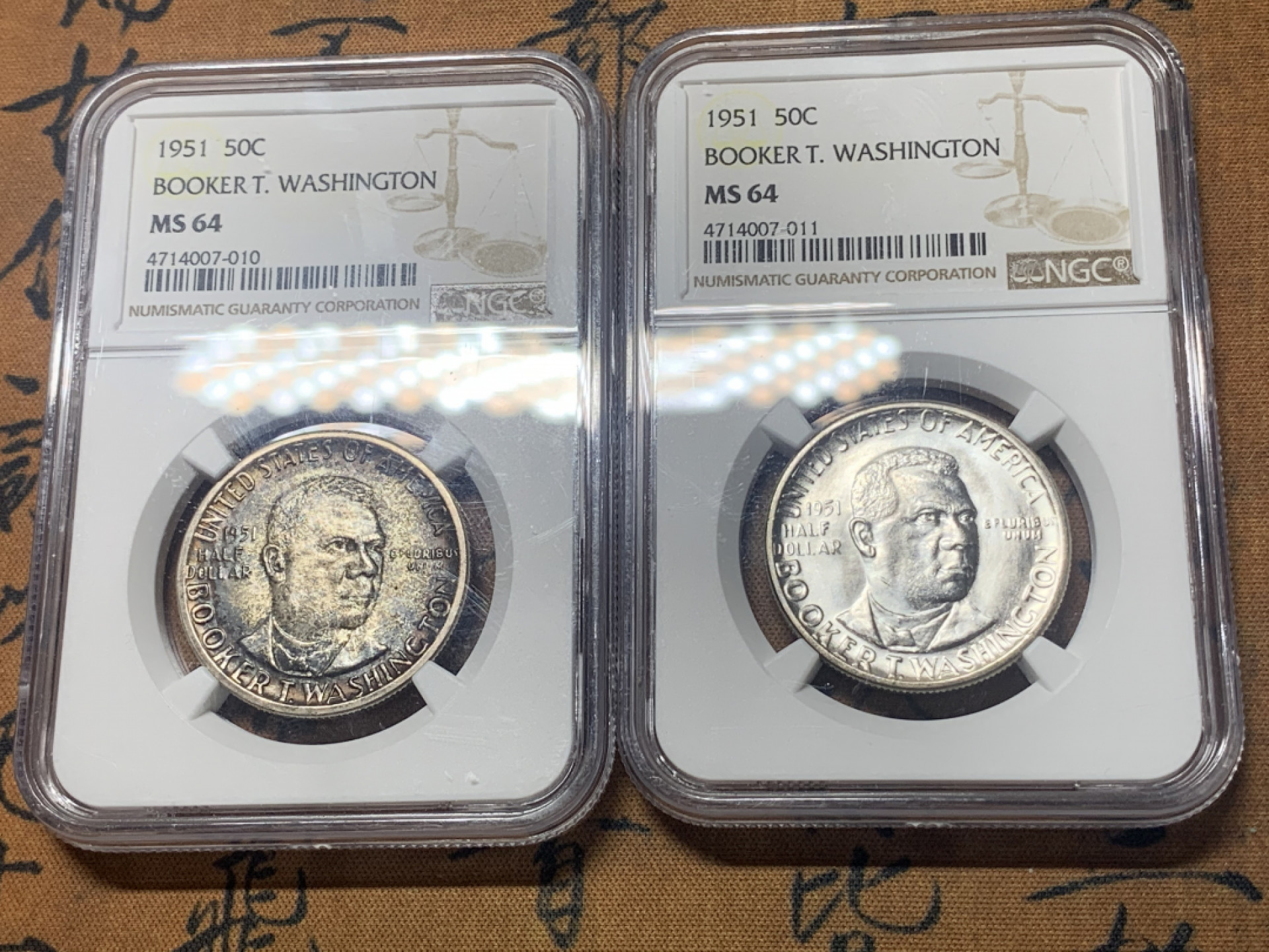 《竞宝斋》钱币微拍-第18场-本周日，周一2场连拍（全场顺丰包邮） NGC-MS64 （一对一起）美国 1951年 华盛顿半美元纪念币 卷首卷尾黑包浆