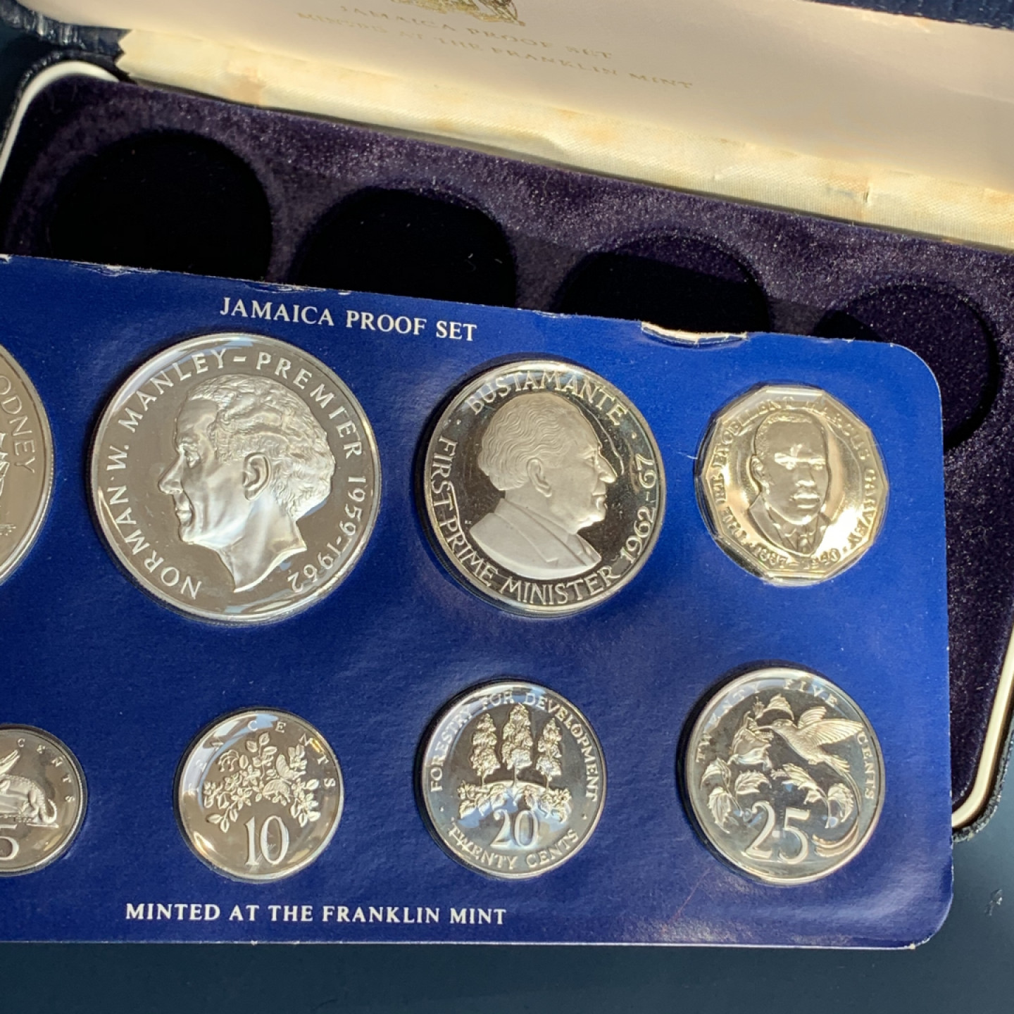 《竞宝斋》钱币微拍-第18场-本周日，周一2场连拍（全场顺丰包邮） 牙买加 1977年 9枚装 套币 两枚银币 银币合计80.4克  0.925银  37.60克和42.80克 盒证全，无破损