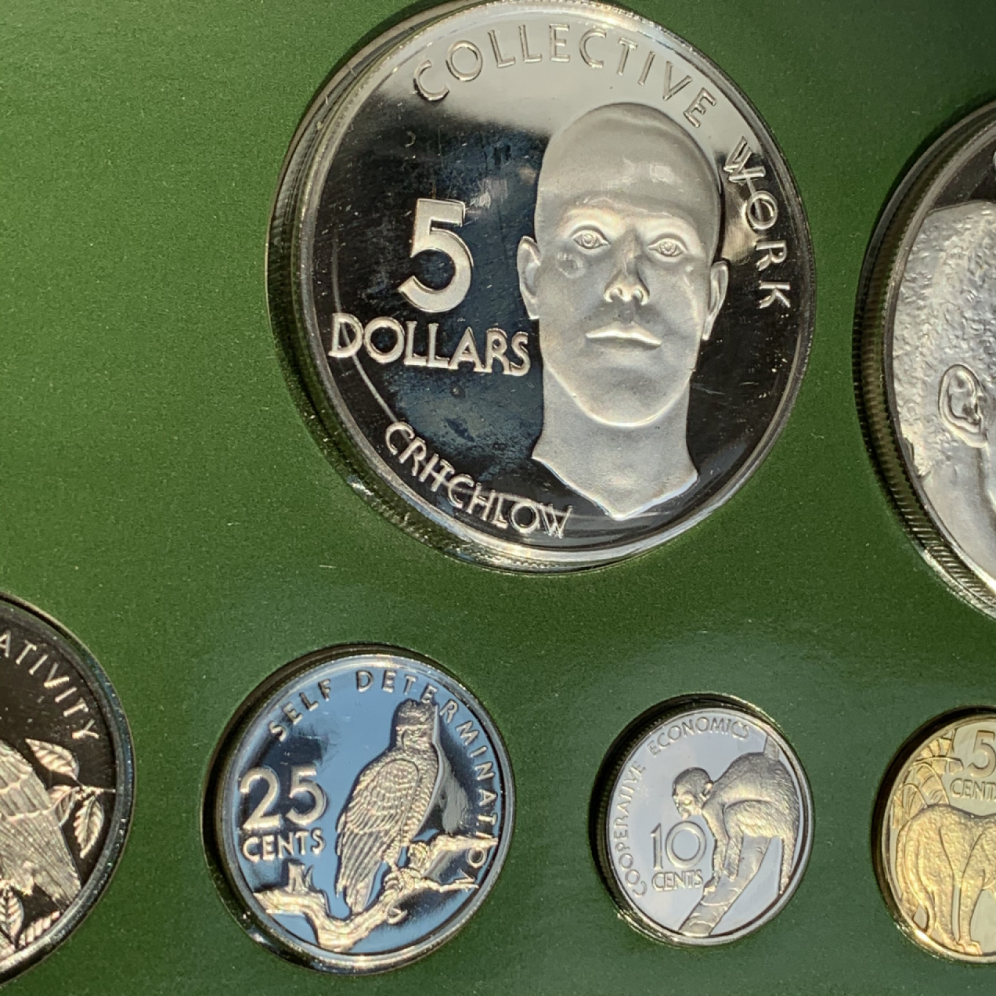 《竞宝斋》钱币微拍-第18场-本周日，周一2场连拍（全场顺丰包邮） 圭亚那 1976年 8枚装套币 两枚银币 银币80.53克  0.925银 37.3克和43.23克  盒证全，无破损