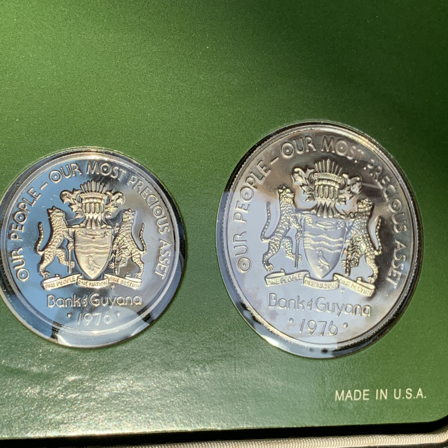 《竞宝斋》钱币微拍-第18场-本周日，周一2场连拍（全场顺丰包邮） 圭亚那 1976年 8枚装套币 两枚银币 银币80.53克  0.925银 37.3克和43.23克  盒证全，无破损