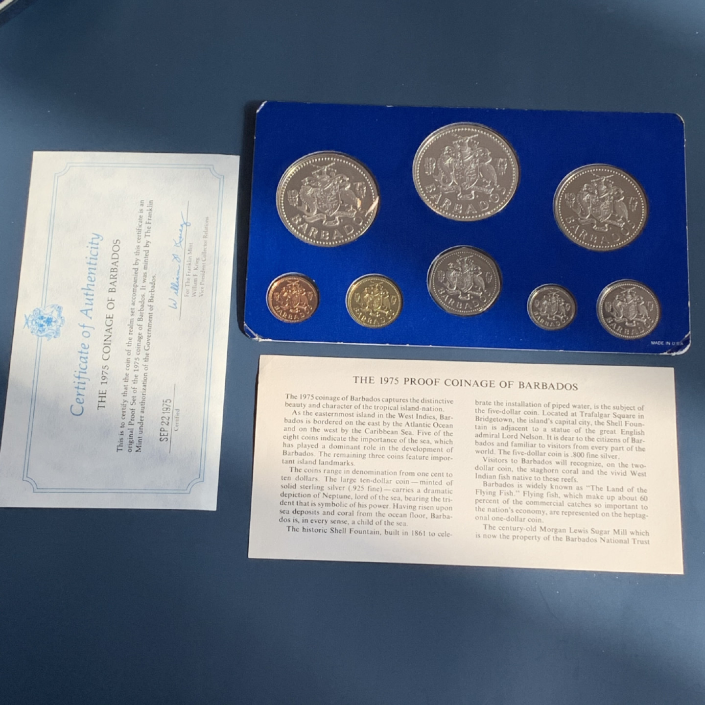 《竞宝斋》钱币微拍-第18场-本周日，周一2场连拍（全场顺丰包邮） 巴巴多斯 1975年 8枚装套币 两枚银币 银币合计69克  0.925银  31.10克和37.90克  盒证全，无破损