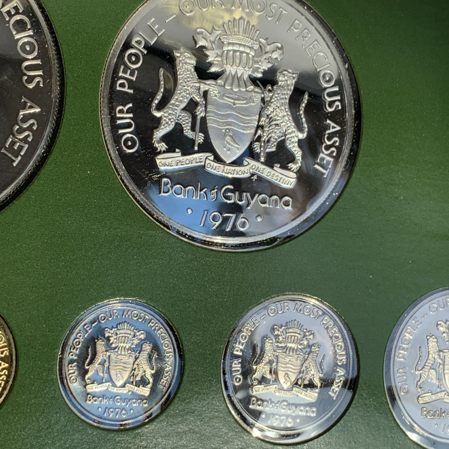 《竞宝斋》钱币微拍-第18场-本周日，周一2场连拍（全场顺丰包邮） 圭亚那 1976年 8枚装套币 两枚银币 银币80.53克  0.925银 37.3克和43.23克  盒证全，无破损