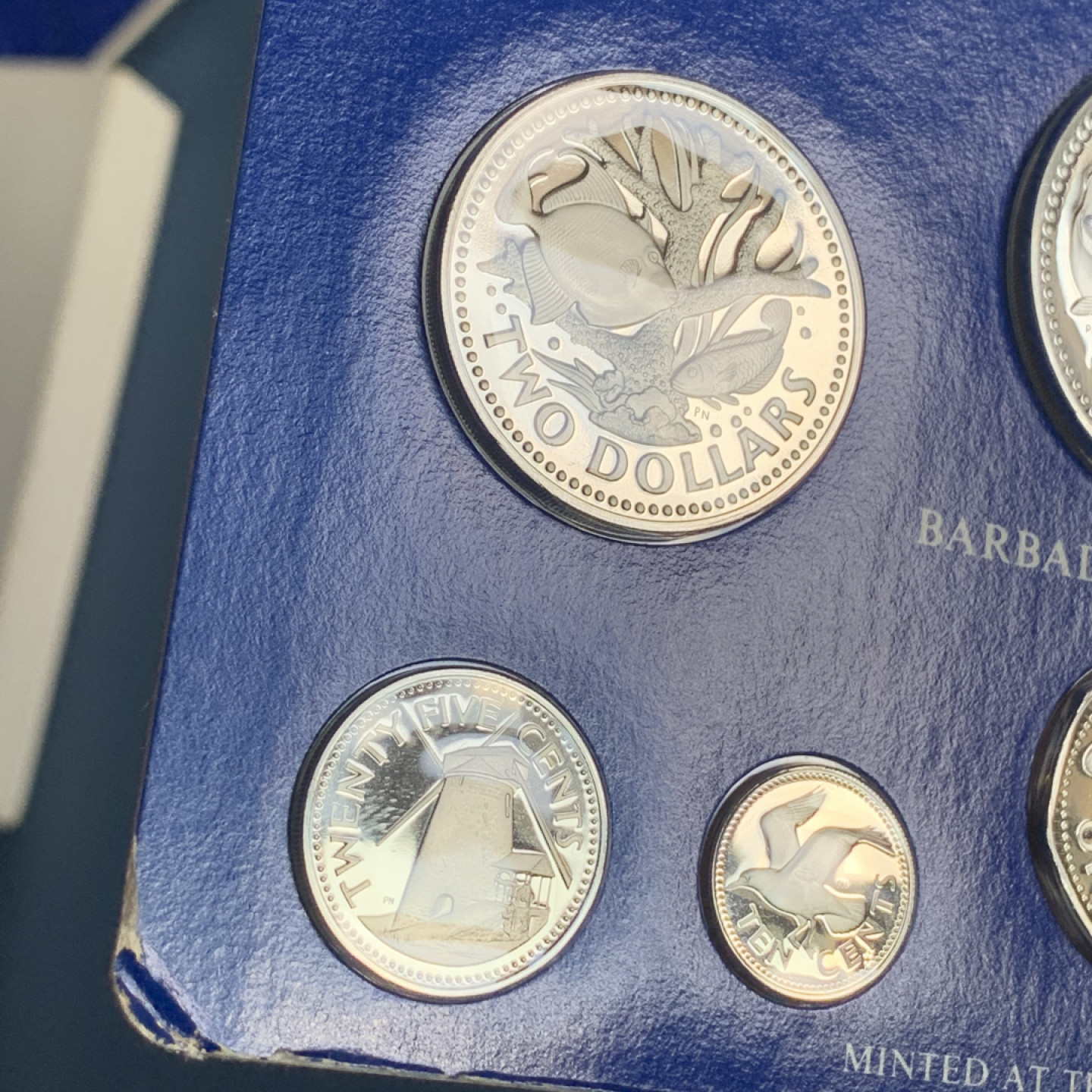 《竞宝斋》钱币微拍-第18场-本周日，周一2场连拍（全场顺丰包邮） 巴巴多斯 1975年 8枚装套币 两枚银币 银币合计69克  0.925银  31.10克和37.90克  盒证全，无破损