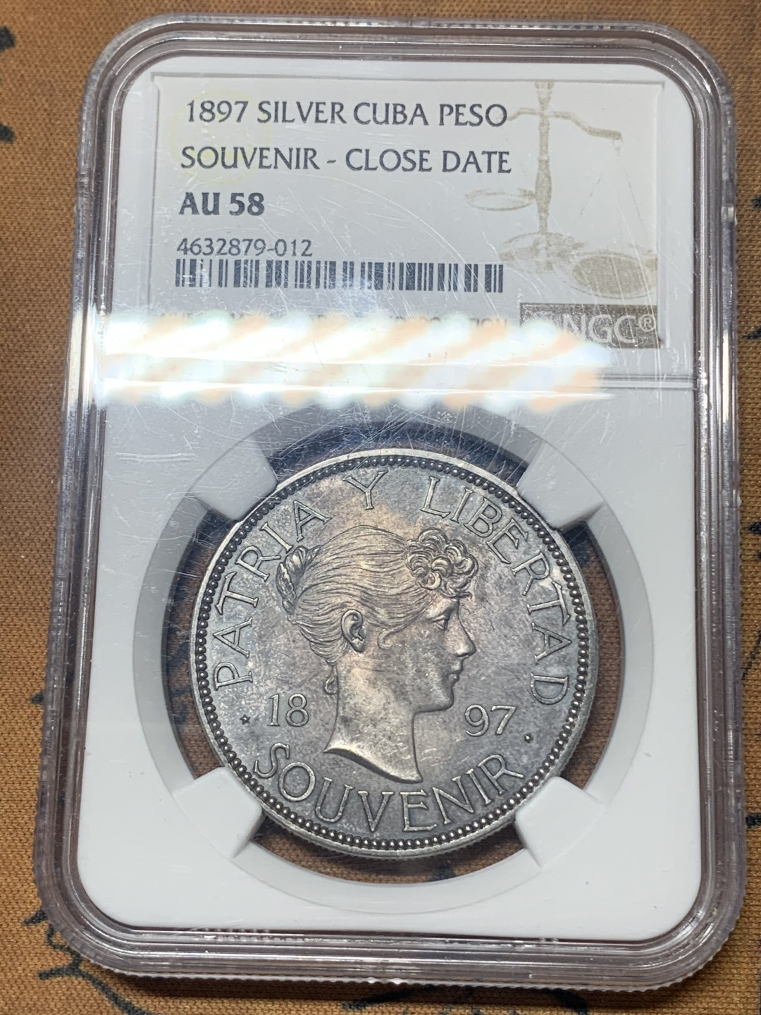 《竞宝斋》钱币微拍-第18场-本周日，周一2场连拍（全场顺丰包邮） NGC AU58 古巴1897年女神头像1比索银币 蓝色包浆，美丽古巴女神头像