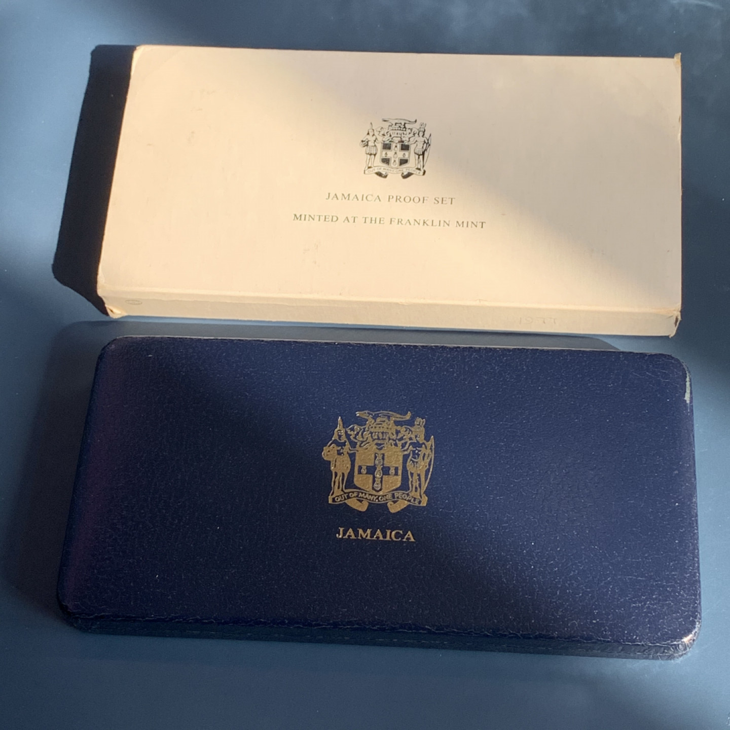 《竞宝斋》钱币微拍-第18场-本周日，周一2场连拍（全场顺丰包邮） 牙买加 1977年 9枚装 套币 两枚银币 银币合计80.4克  0.925银  37.60克和42.80克 盒证全，无破损