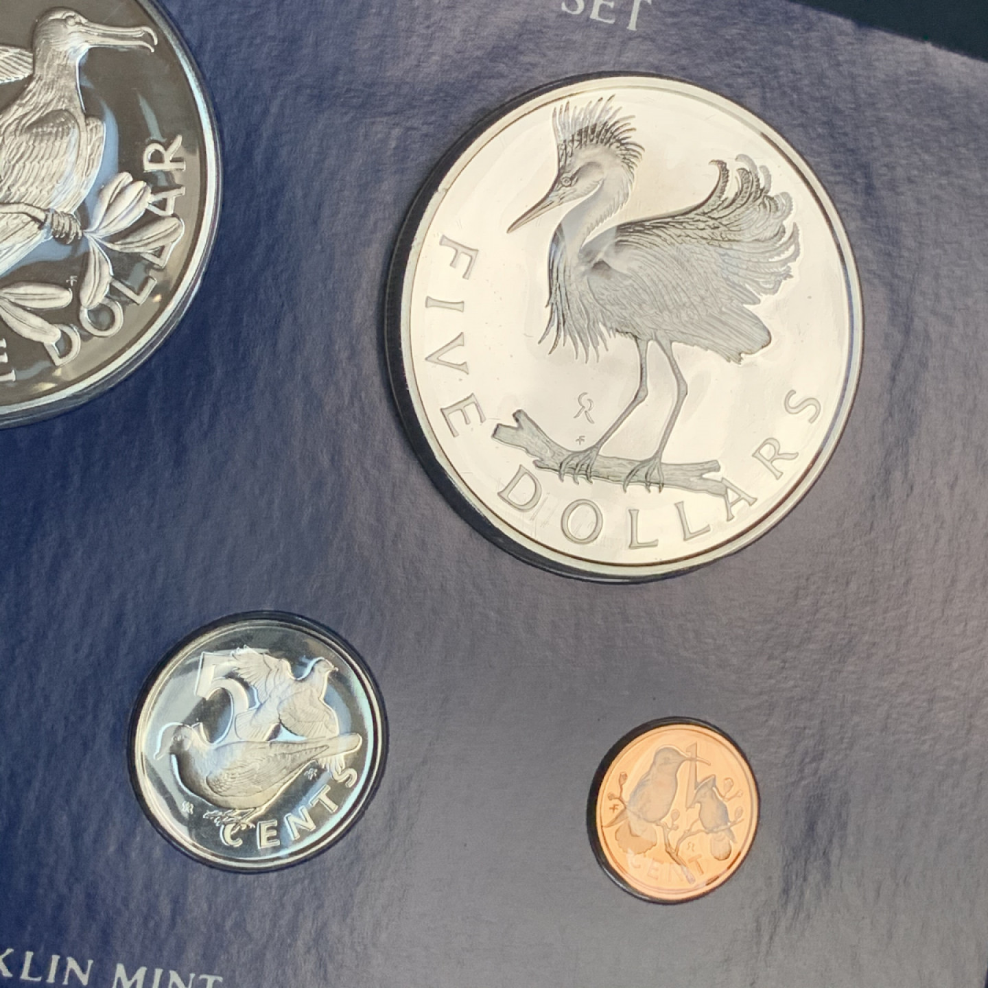 《竞宝斋》钱币微拍-第18场-本周日，周一2场连拍（全场顺丰包邮） 维尔京 1979年 7枚装 套币 三枚银币 银币82.92克 0.925银 16.72克 25.70克和40.50克 盒证全，无破损