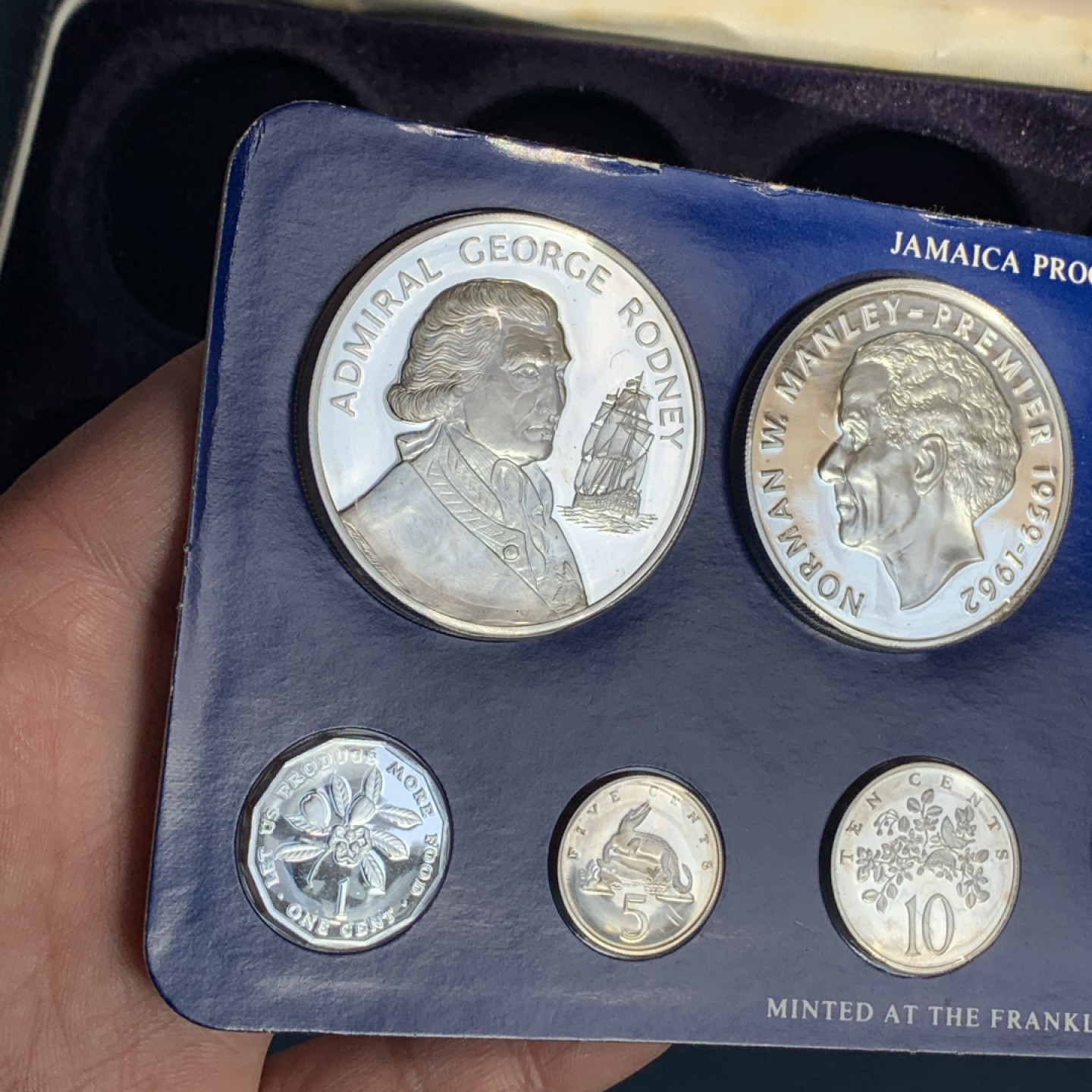 《竞宝斋》钱币微拍-第18场-本周日，周一2场连拍（全场顺丰包邮） 牙买加 1977年 9枚装 套币 两枚银币 银币合计80.4克  0.925银  37.60克和42.80克 盒证全，无破损