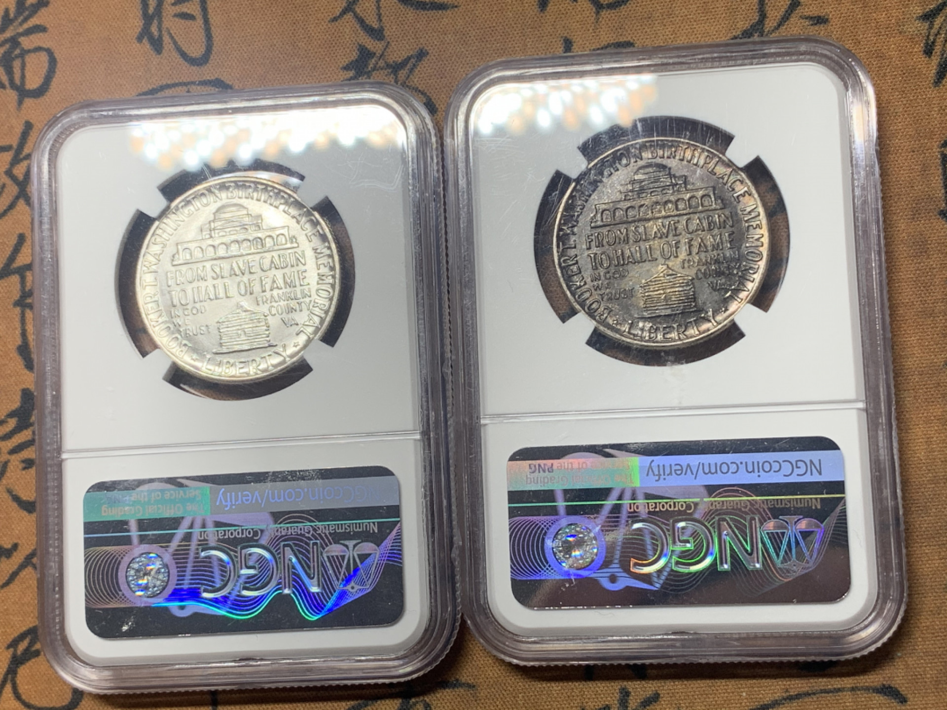 《竞宝斋》钱币微拍-第18场-本周日，周一2场连拍（全场顺丰包邮） NGC-MS64 （一对一起）美国 1951年 华盛顿半美元纪念币 卷首卷尾黑包浆