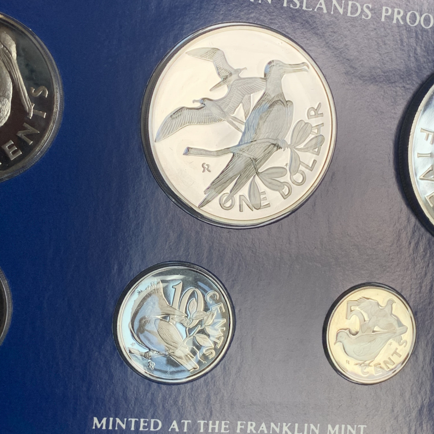 《竞宝斋》钱币微拍-第18场-本周日，周一2场连拍（全场顺丰包邮） 维尔京 1979年 7枚装 套币 三枚银币 银币82.92克 0.925银 16.72克 25.70克和40.50克 盒证全，无破损