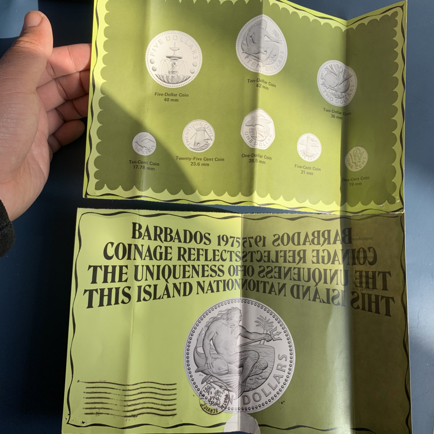 《竞宝斋》钱币微拍-第18场-本周日，周一2场连拍（全场顺丰包邮） 巴巴多斯 1975年 8枚装套币 两枚银币 银币合计69克  0.925银  31.10克和37.90克  盒证全，无破损