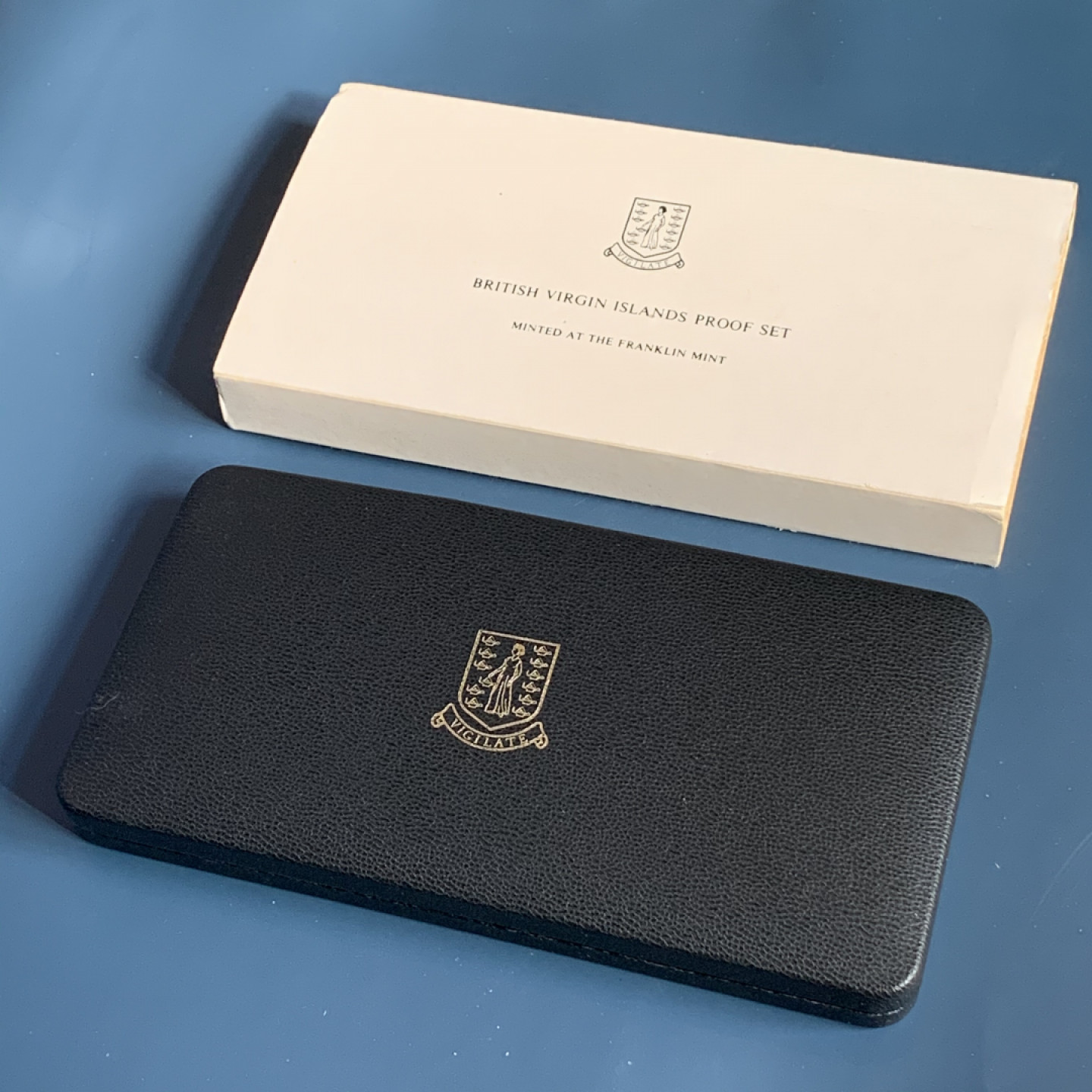 《竞宝斋》钱币微拍-第18场-本周日，周一2场连拍（全场顺丰包邮） 维尔京 1979年 7枚装 套币 三枚银币 银币82.92克 0.925银 16.72克 25.70克和40.50克 盒证全，无破损