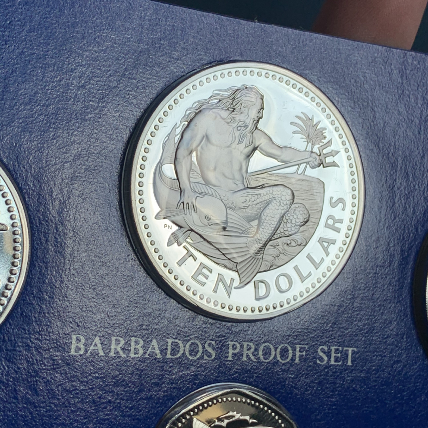 《竞宝斋》钱币微拍-第18场-本周日，周一2场连拍（全场顺丰包邮） 巴巴多斯 1975年 8枚装套币 两枚银币 银币合计69克  0.925银  31.10克和37.90克  盒证全，无破损