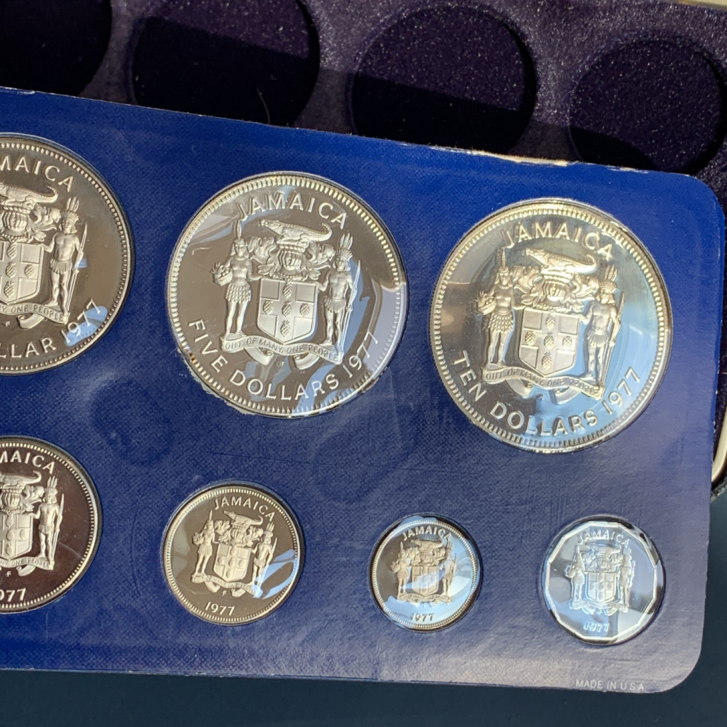 《竞宝斋》钱币微拍-第18场-本周日，周一2场连拍（全场顺丰包邮） 牙买加 1977年 9枚装 套币 两枚银币 银币合计80.4克  0.925银  37.60克和42.80克 盒证全，无破损
