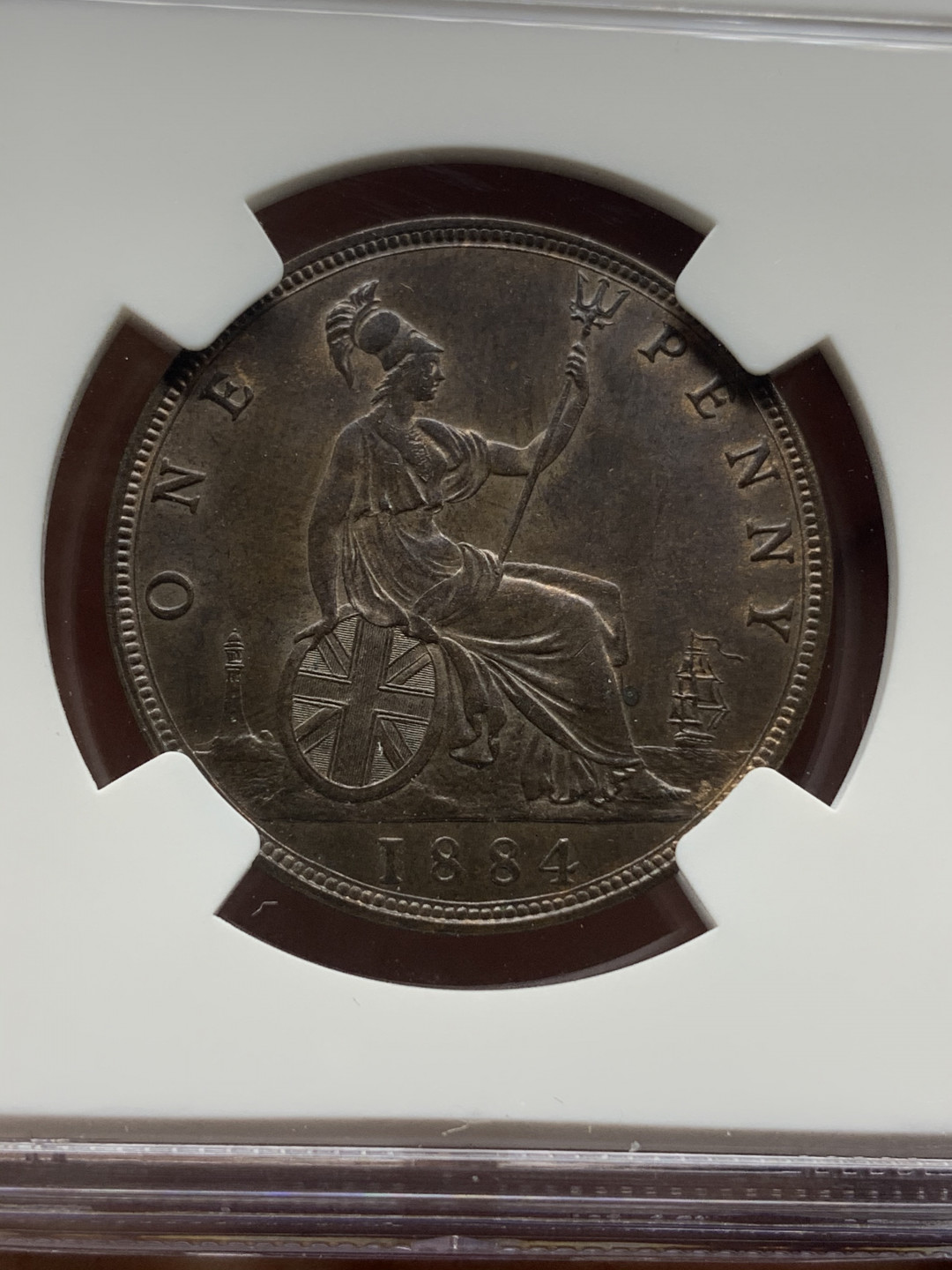 《竞宝斋》钱币微拍-第18场-本周日，周一2场连拍（全场顺丰包邮） NGC MS63BN 英国1884年1便士 NGC编号：4318531-008