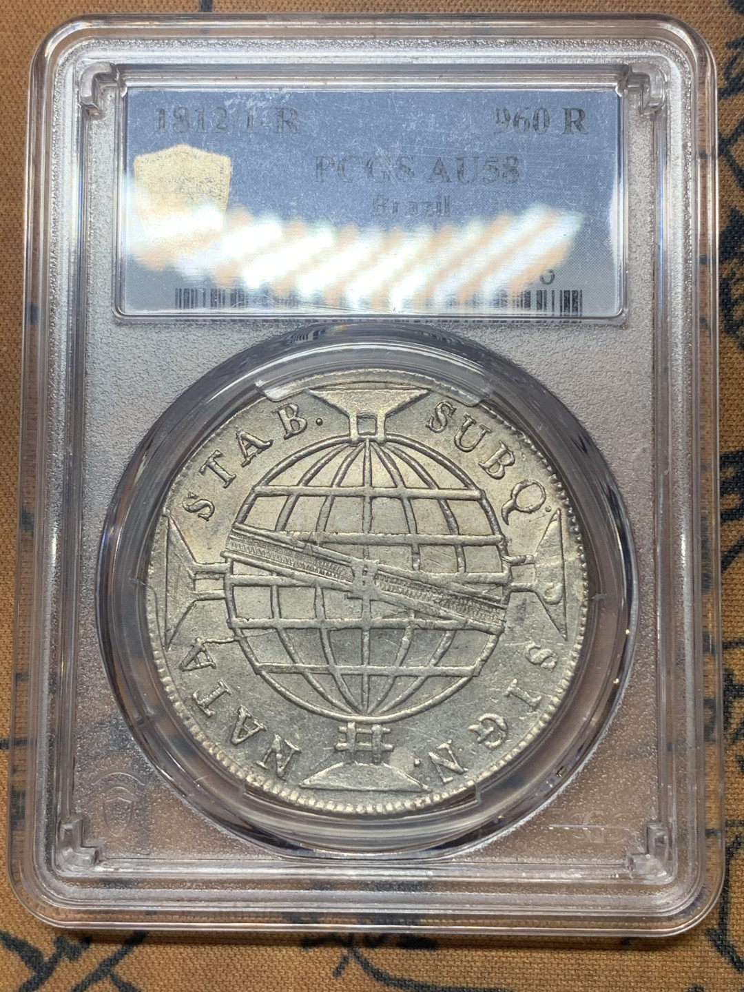 《竞宝斋》钱币微拍-第18场-本周日，周一2场连拍（全场顺丰包邮） PCGS AU58 巴西1812/1骑字版地球960里亚尔大银币 少见骑字版 盒子支撑脚有损坏，不影响整体外观