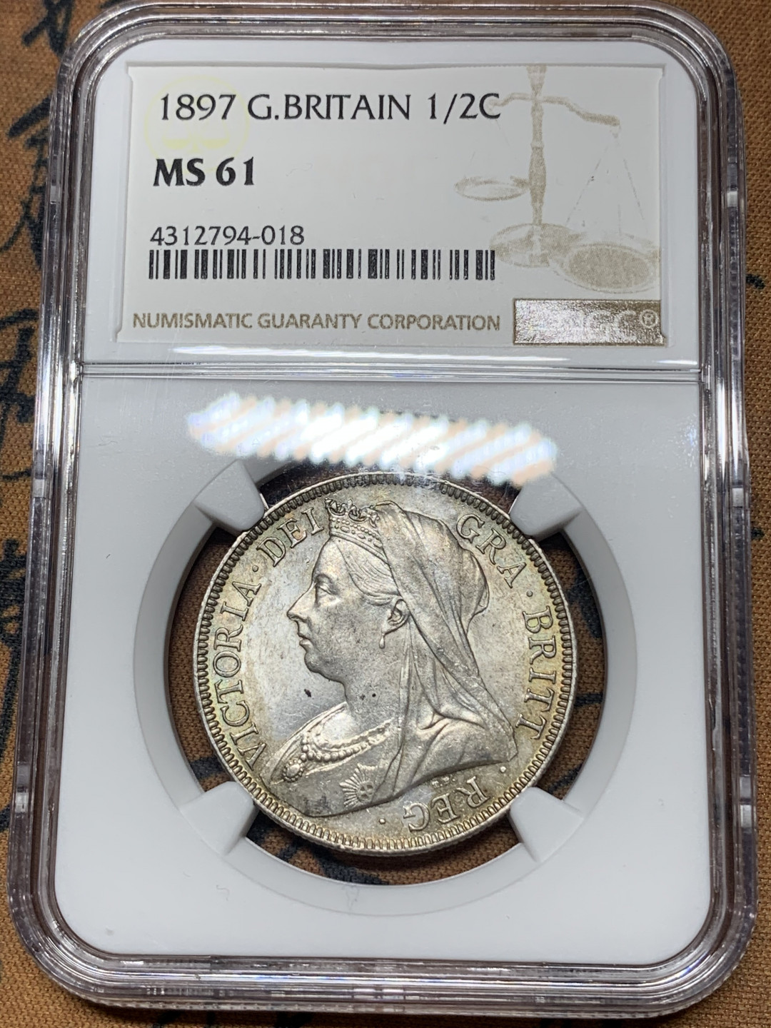 《竞宝斋》钱币微拍-第18场-本周日，周一2场连拍（全场顺丰包邮） NGC MS61英国1897年1/2克朗 NGC编号：4312794-018 背面五彩