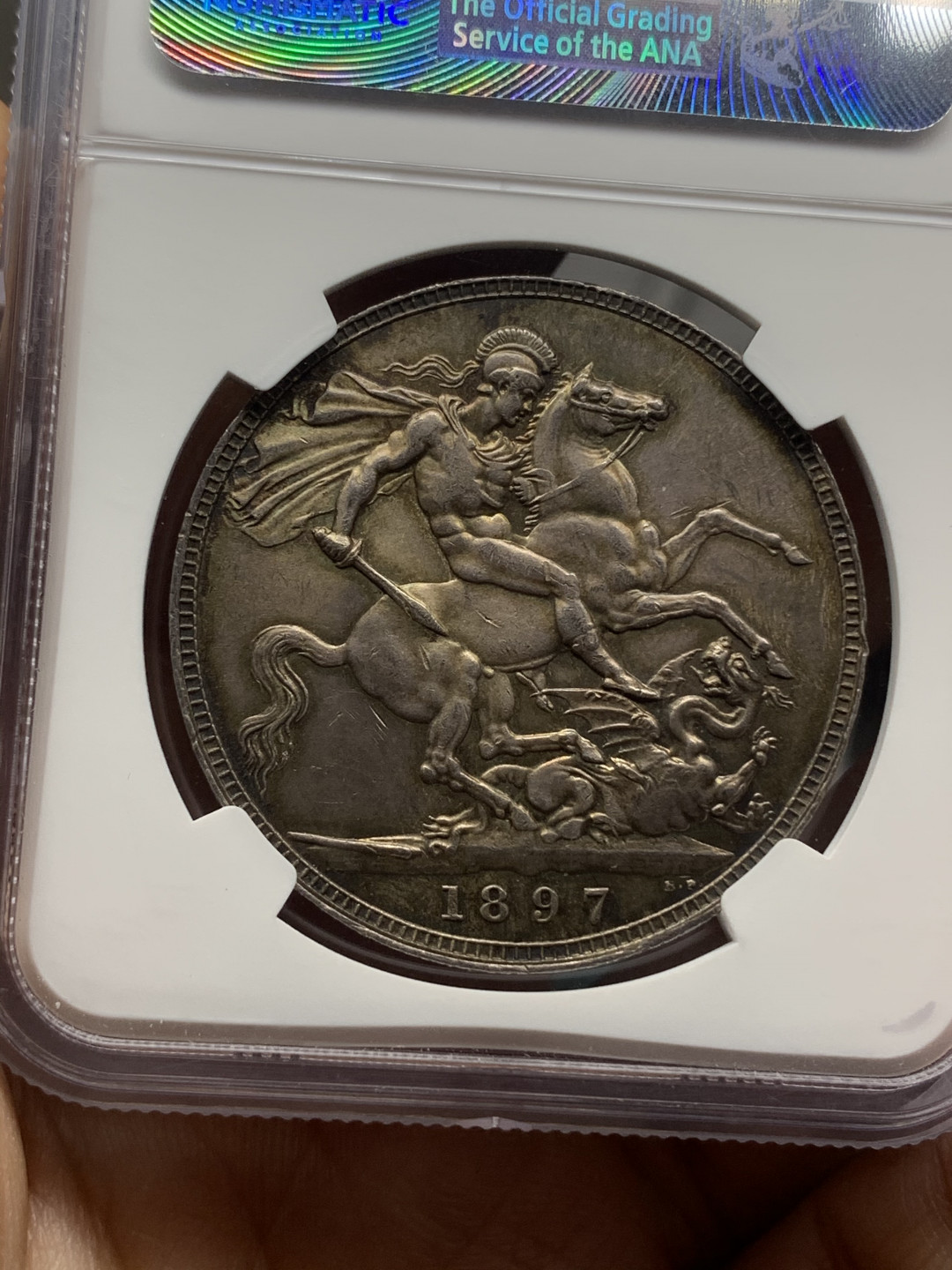 《竞宝斋》钱币微拍-第18场-本周日，周一2场连拍（全场顺丰包邮） NGC MS62 英国1897年1克朗 NGC编号：4583605-003 双面带彩复古包浆