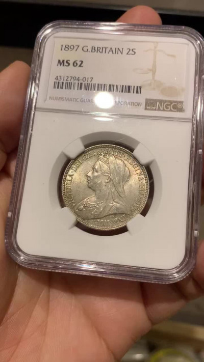 《竞宝斋》钱币微拍-第18场-本周日，周一2场连拍（全场顺丰包邮） NGC MS62 英国1897年2先令 NGC编号：4312794-017 双面带彩