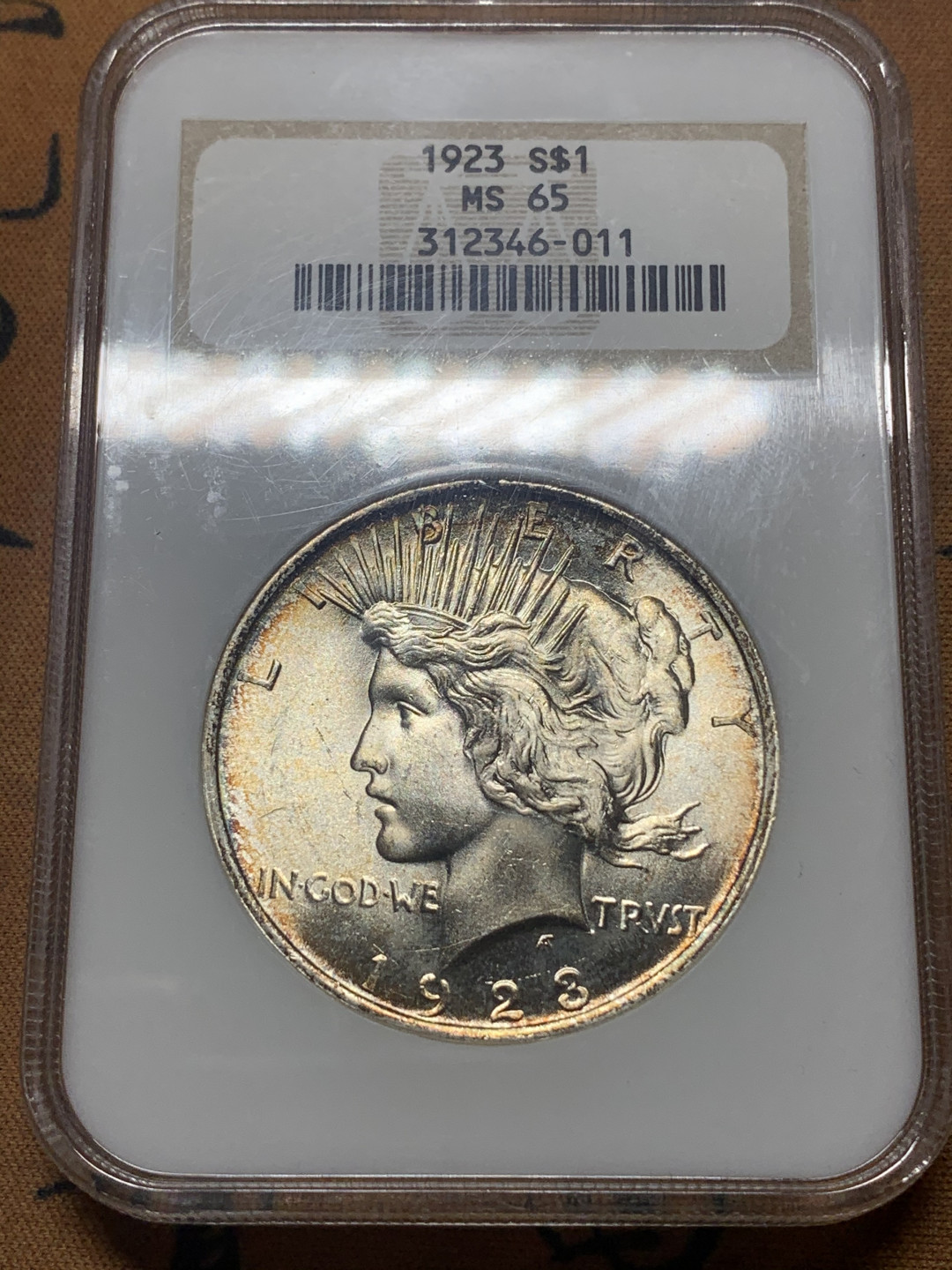 《竞宝斋》钱币微拍-第18场-本周日，周一2场连拍（全场顺丰包邮） ngc-ms65 1923年 和平银元 丝绸彩 观感极佳 90年的老盒子 