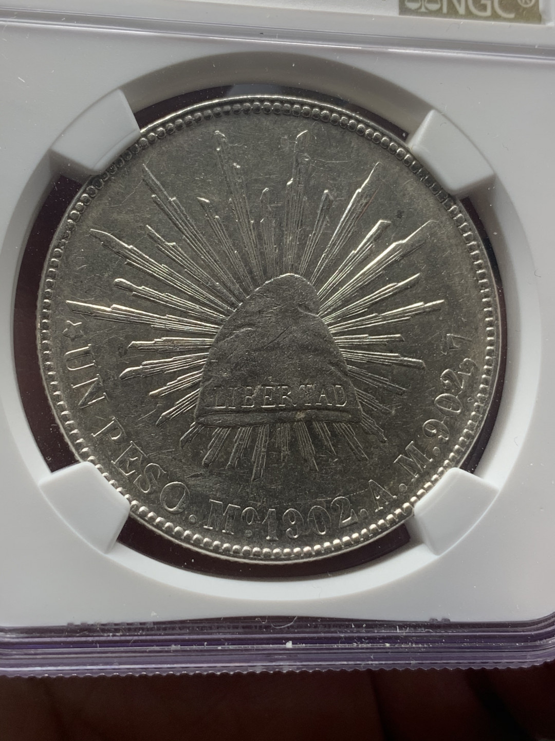 《竞宝斋》钱币微拍-第18场-本周日，周一2场连拍（全场顺丰包邮） NGC AU53 墨西哥1902年直边鹰洋1比索银币 带底光 细节好