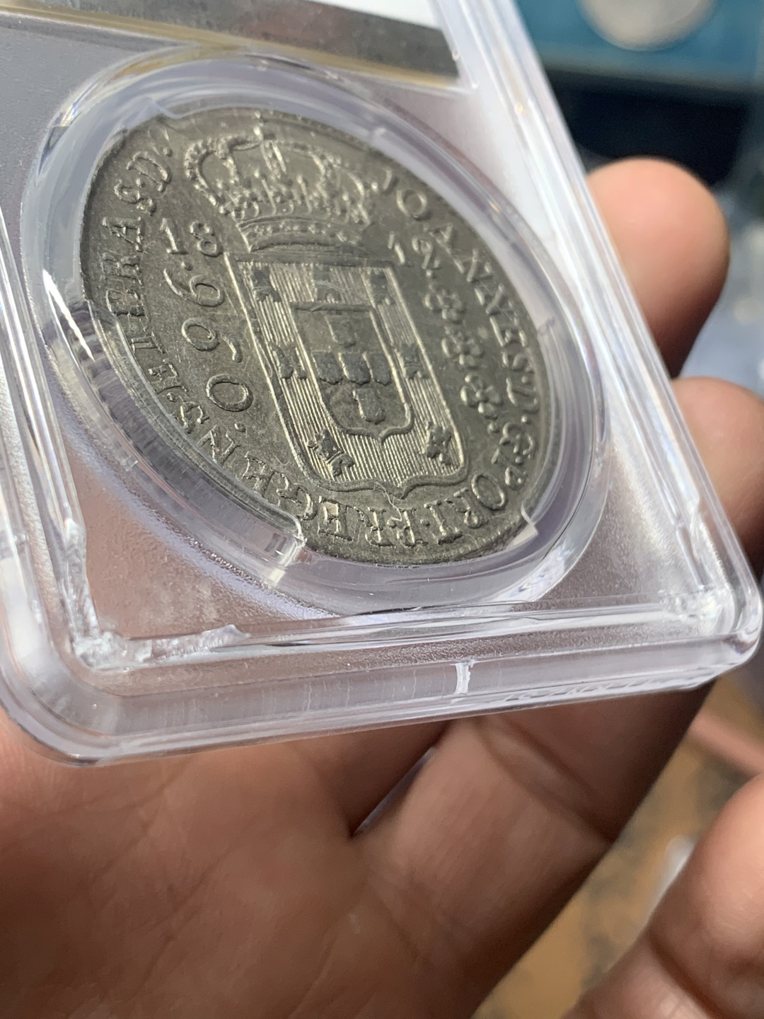 《竞宝斋》钱币微拍-第18场-本周日，周一2场连拍（全场顺丰包邮） PCGS AU58 巴西1812/1骑字版地球960里亚尔大银币 少见骑字版 盒子支撑脚有损坏，不影响整体外观