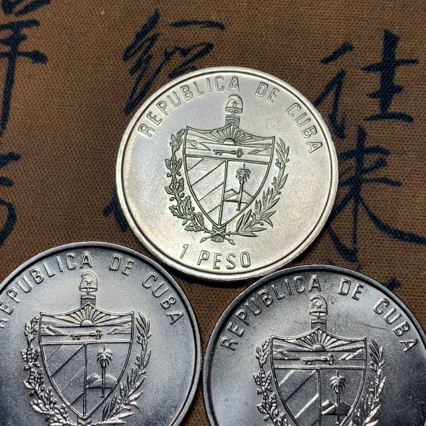 《竞宝斋》钱币微拍-第18场-本周日，周一2场连拍（全场顺丰包邮） 古巴 珐琅工艺 1比索 6枚一组 品如图，色彩艳丽，品种多样，难得多枚