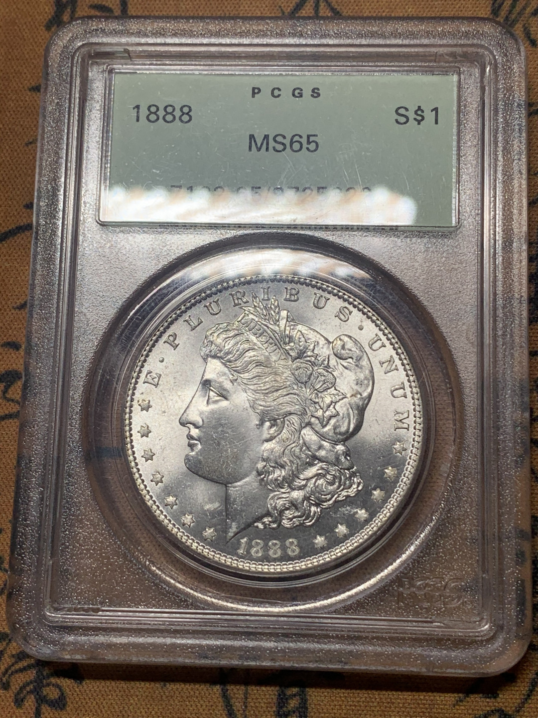 《竞宝斋》钱币微拍-第18场-本周日，周一2场连拍（全场顺丰包邮） PCGS-MS65 美国 1888年 摩根大银币，发财年份，细节没得说  老盒久远 支撑小脚有损坏