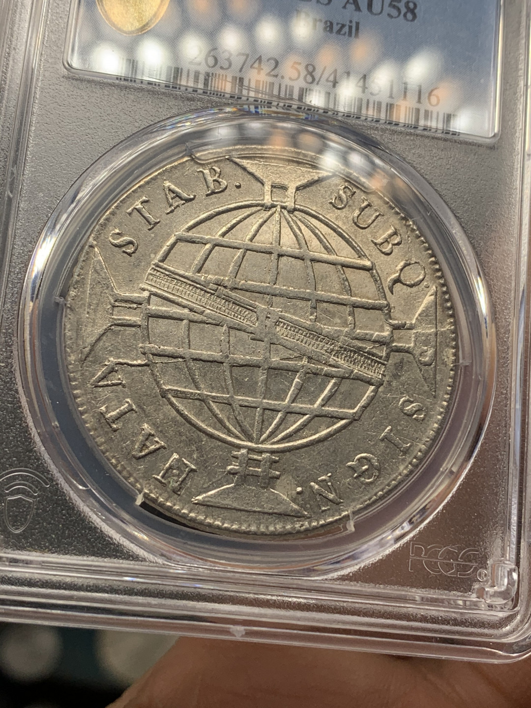 《竞宝斋》钱币微拍-第18场-本周日，周一2场连拍（全场顺丰包邮） PCGS AU58 巴西1812/1骑字版地球960里亚尔大银币 少见骑字版 盒子支撑脚有损坏，不影响整体外观