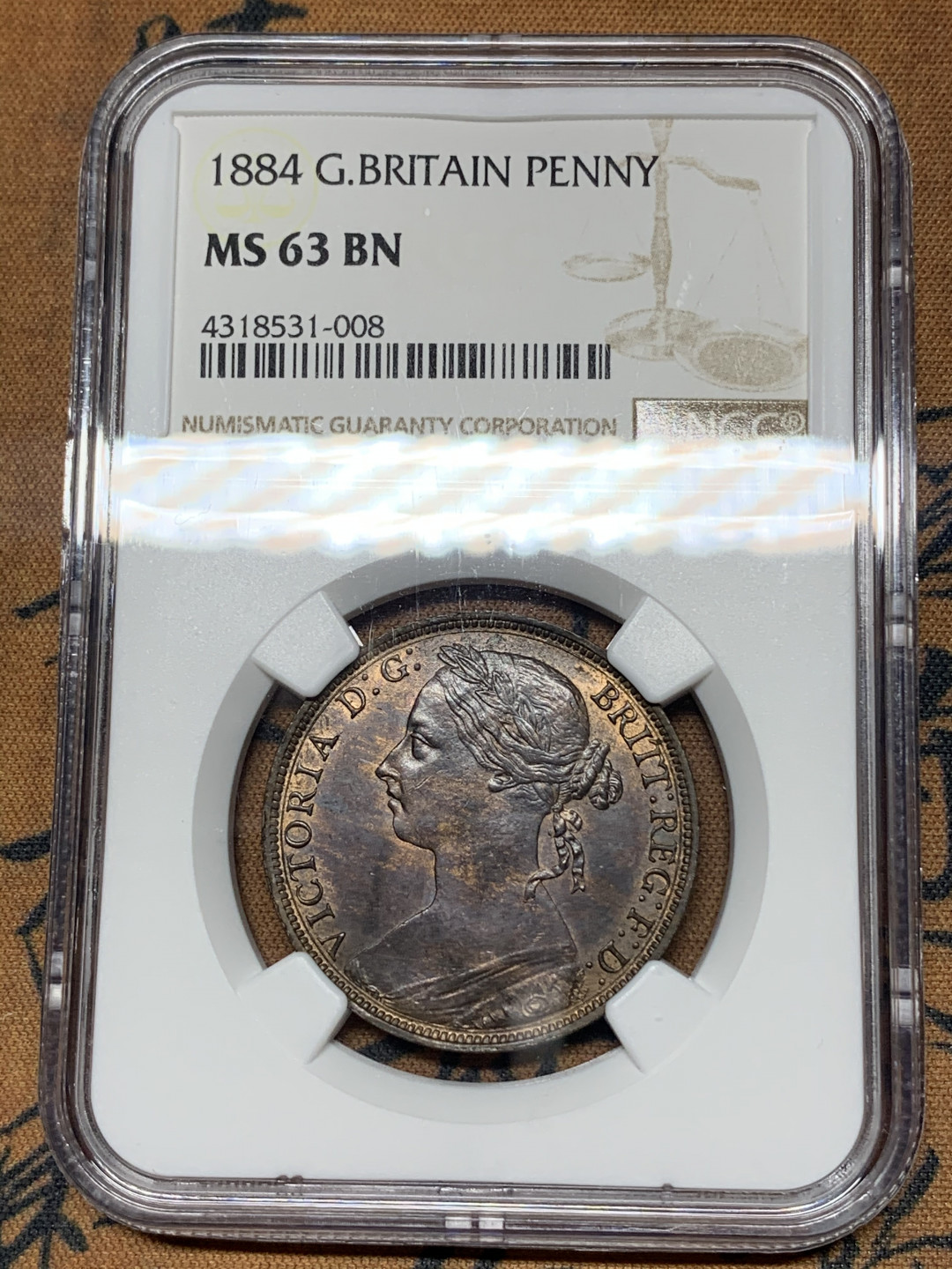 《竞宝斋》钱币微拍-第18场-本周日，周一2场连拍（全场顺丰包邮） NGC MS63BN 英国1884年1便士 NGC编号：4318531-008