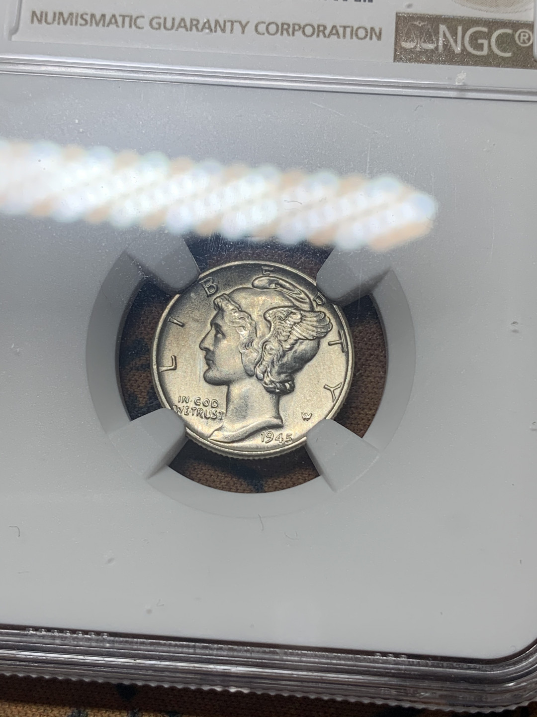 《竞宝斋》钱币微拍-第18场-本周日，周一2场连拍（全场顺丰包邮） NGC-MS65 美国 1945年 墨丘利 小飞侠  10C 银币，细节清晰，头盔上羽翼精细