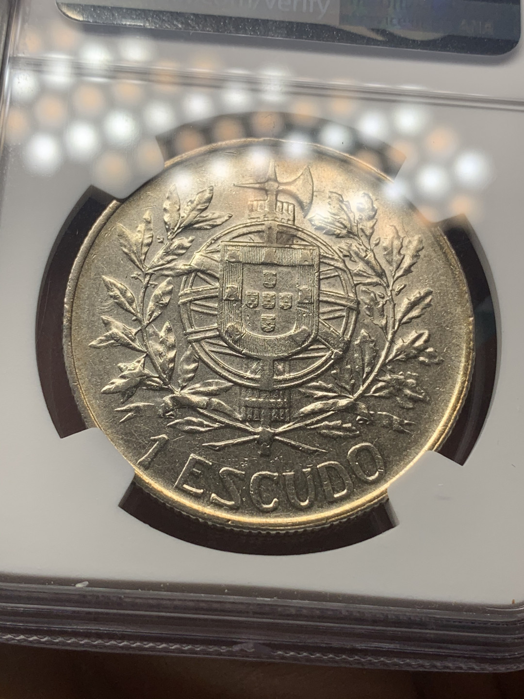 《竞宝斋》钱币微拍-第18场-本周日，周一2场连拍（全场顺丰包邮） NGC 评级 1910年葡萄牙1埃斯库多 克朗型大银币 淡彩包浆不输MS