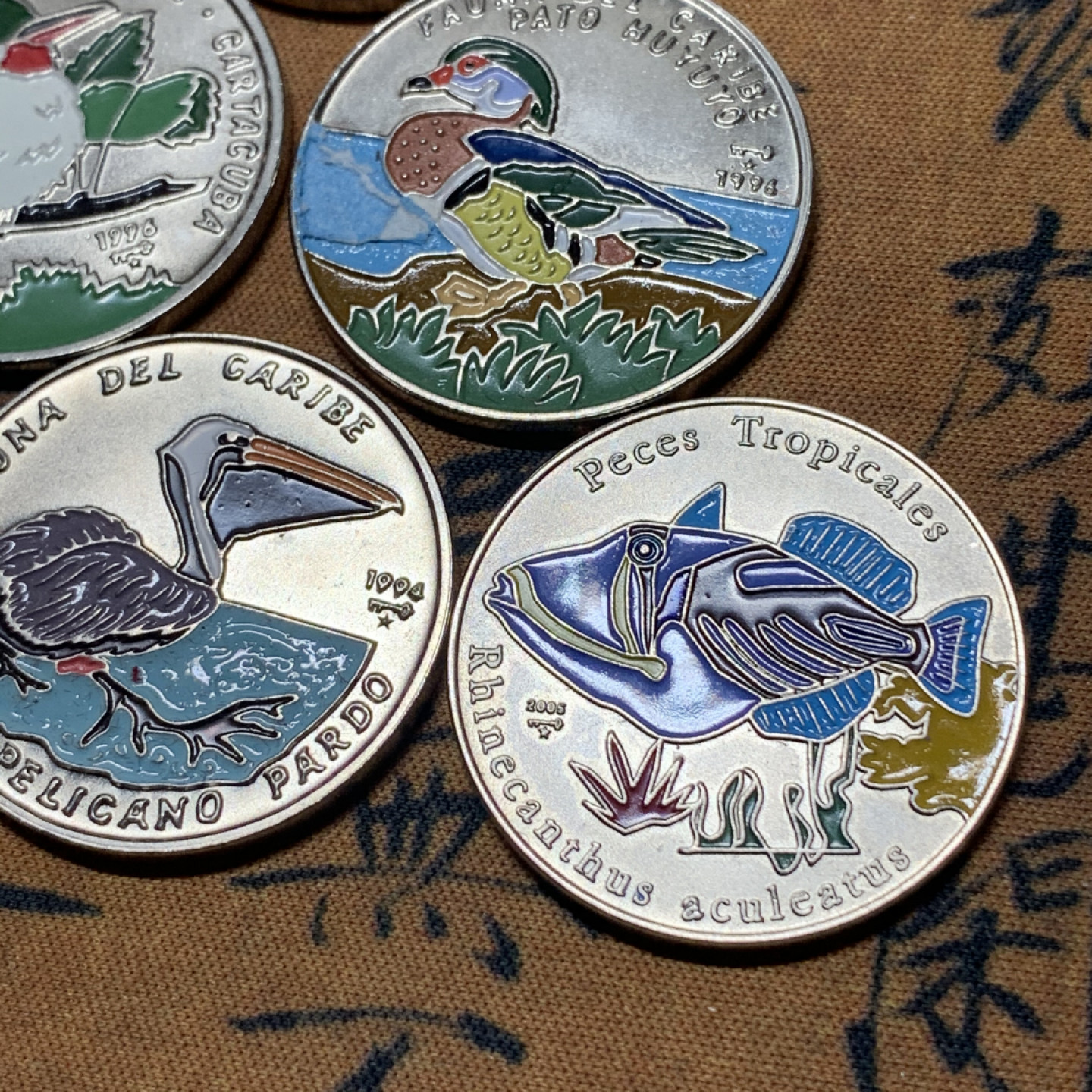 《竞宝斋》钱币微拍-第18场-本周日，周一2场连拍（全场顺丰包邮） 古巴 珐琅工艺 1比索 6枚一组 品如图，色彩艳丽，品种多样，难得多枚