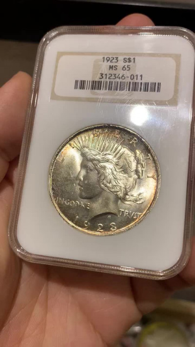 《竞宝斋》钱币微拍-第18场-本周日，周一2场连拍（全场顺丰包邮） ngc-ms65 1923年 和平银元 丝绸彩 观感极佳 90年的老盒子 