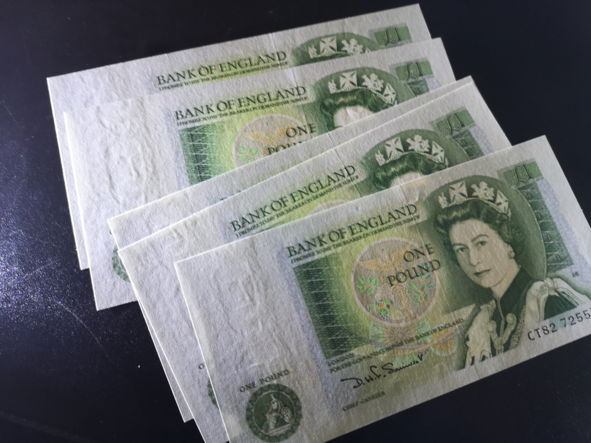 《外钞收藏家》第一百五十三期拍卖（本期94件） 英国D序列1镑 五张 接近连号 全新UNC