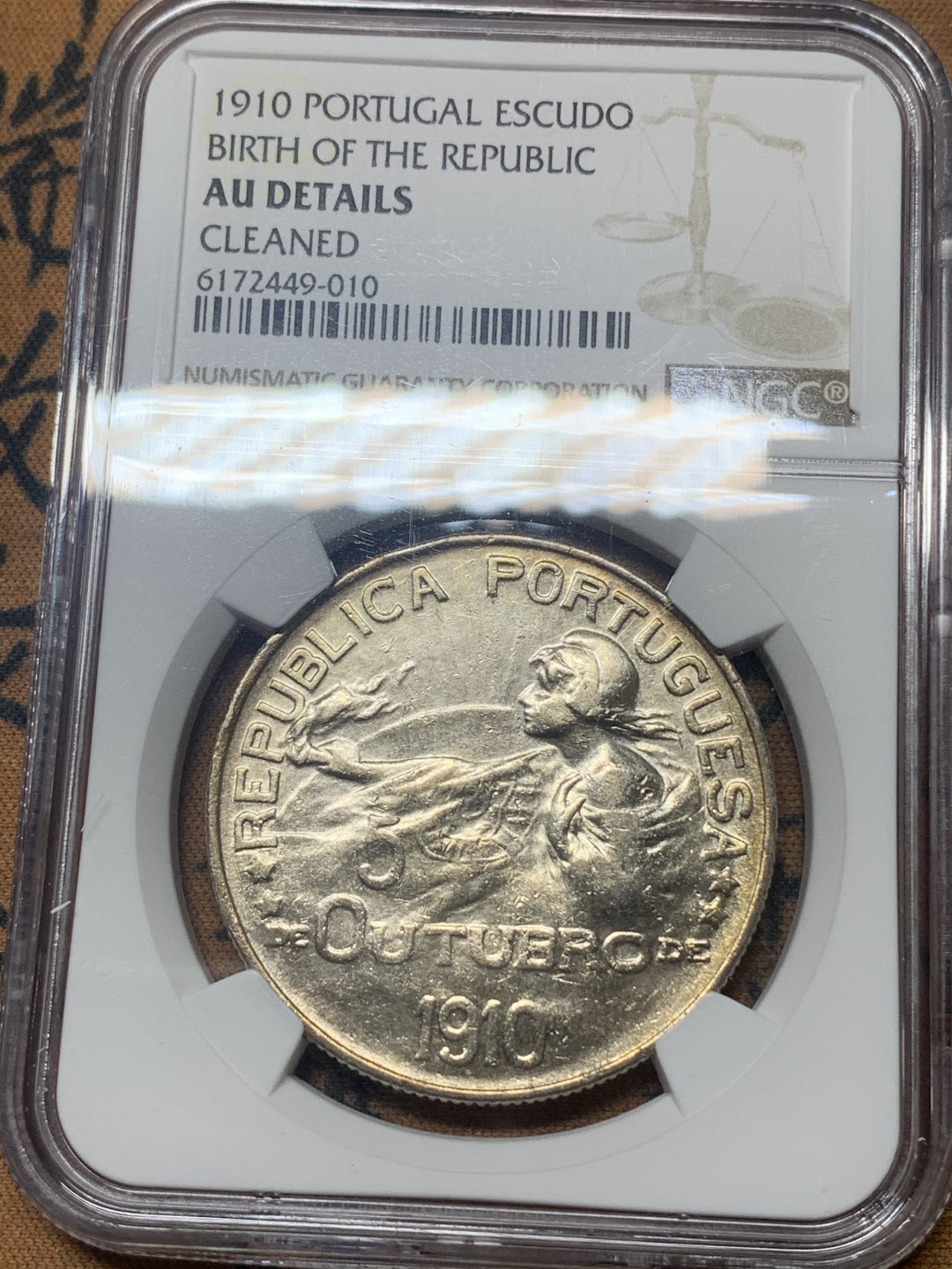 《竞宝斋》钱币微拍-第18场-本周日，周一2场连拍（全场顺丰包邮） NGC 评级 1910年葡萄牙1埃斯库多 克朗型大银币 淡彩包浆不输MS