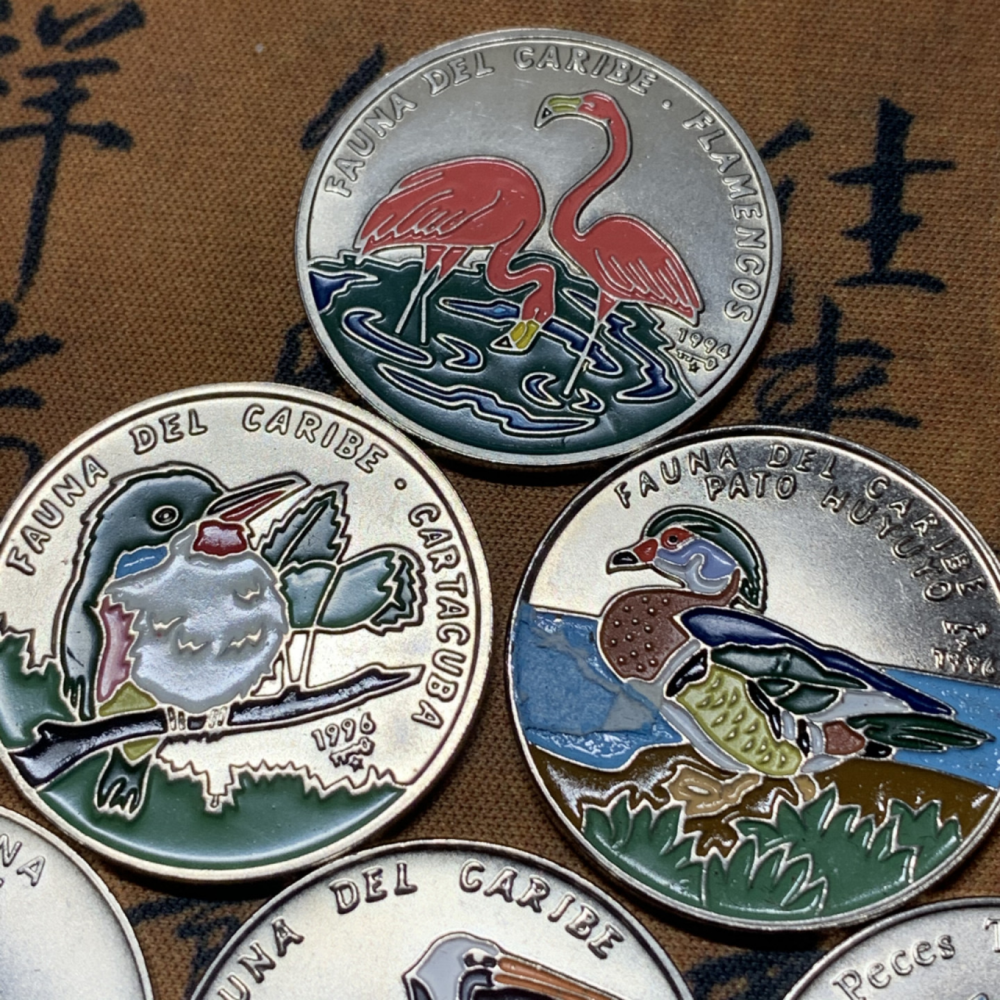 《竞宝斋》钱币微拍-第18场-本周日，周一2场连拍（全场顺丰包邮） 古巴 珐琅工艺 1比索 6枚一组 品如图，色彩艳丽，品种多样，难得多枚