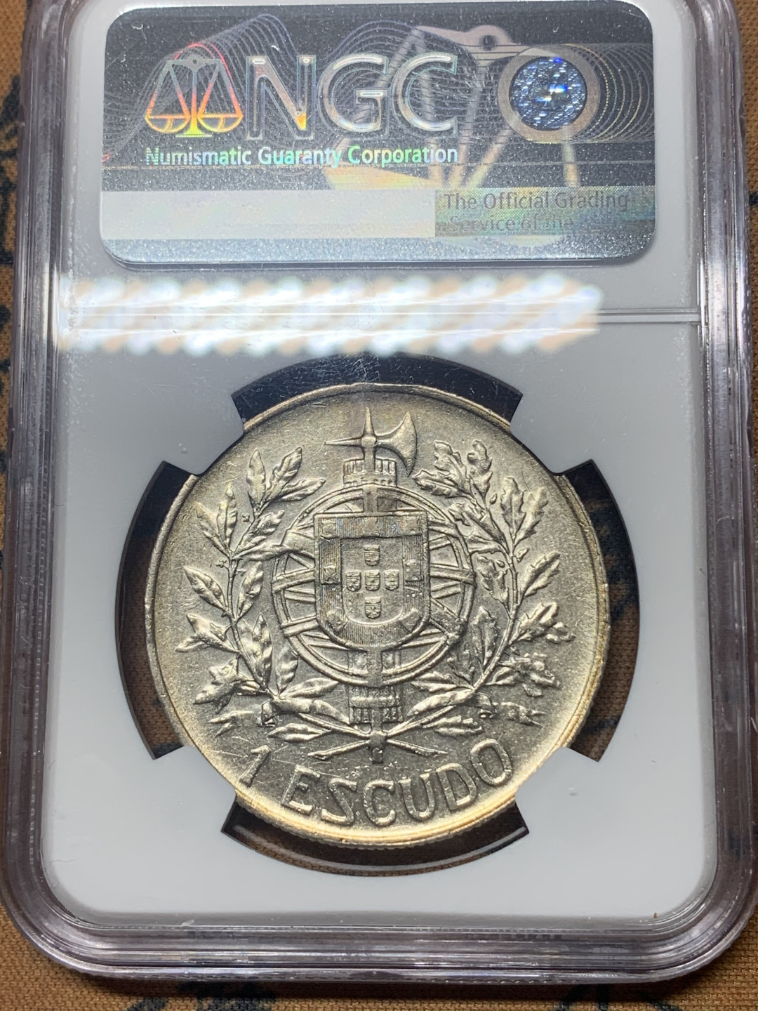 《竞宝斋》钱币微拍-第18场-本周日，周一2场连拍（全场顺丰包邮） NGC 评级 1910年葡萄牙1埃斯库多 克朗型大银币 淡彩包浆不输MS