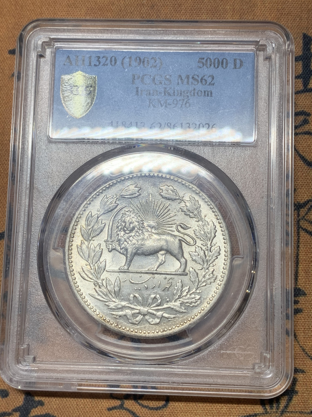 《竞宝斋》钱币微拍-第18场-本周日，周一2场连拍（全场顺丰包邮） pcgs-ms62 1902年 狮子拿刀5000第纳尔大银 打制不错 银光四溢 盒子一角有裂纹，没有碎，不影响感官