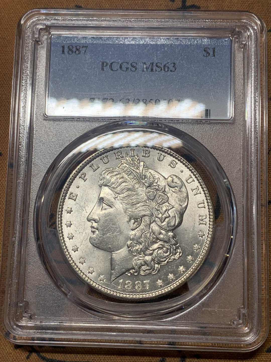 《竞宝斋》钱币微拍-第18场-本周日，周一2场连拍（全场顺丰包邮） PCGS MS63 美国1887摩根银币 淡彩老白盒