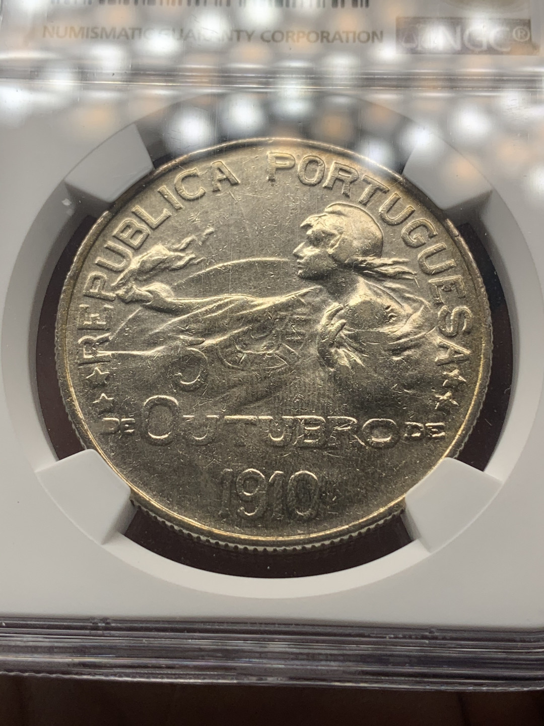 《竞宝斋》钱币微拍-第18场-本周日，周一2场连拍（全场顺丰包邮） NGC 评级 1910年葡萄牙1埃斯库多 克朗型大银币 淡彩包浆不输MS