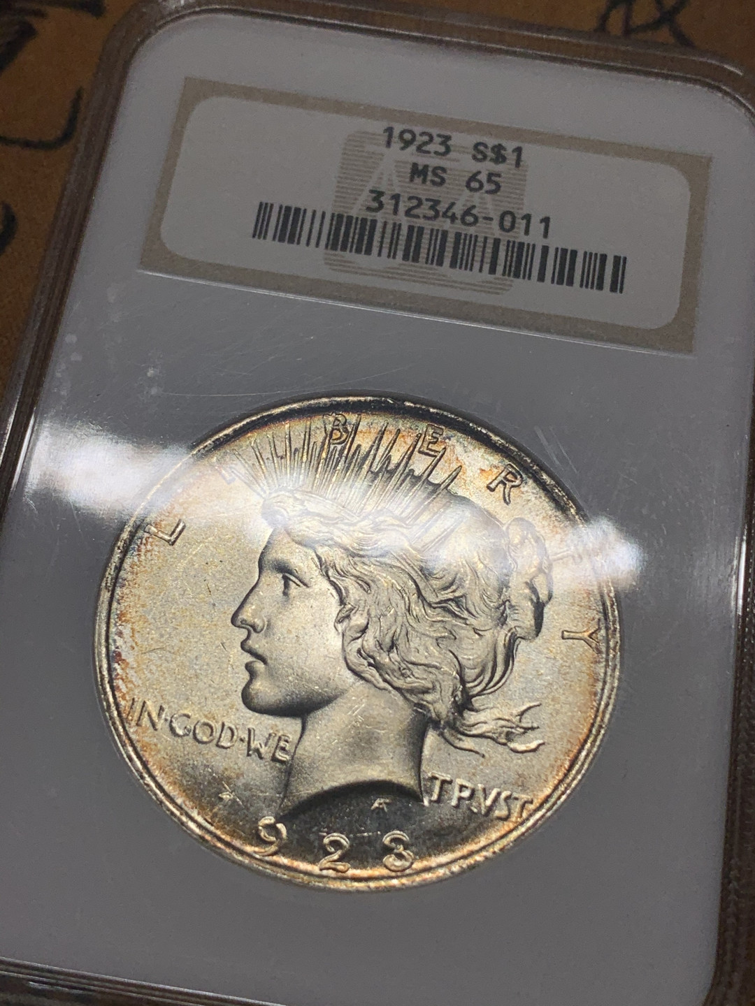 《竞宝斋》钱币微拍-第18场-本周日，周一2场连拍（全场顺丰包邮） ngc-ms65 1923年 和平银元 丝绸彩 观感极佳 90年的老盒子 