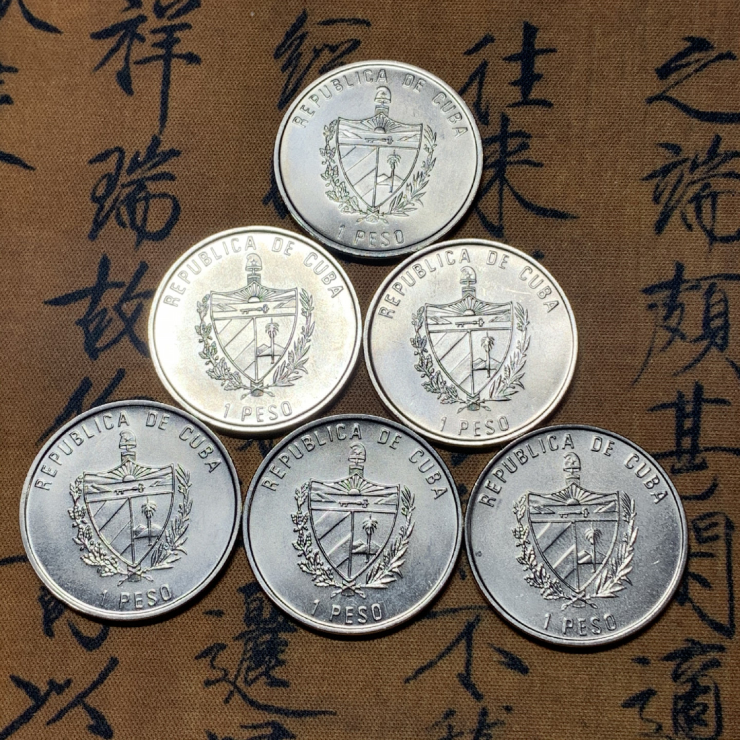 《竞宝斋》钱币微拍-第18场-本周日，周一2场连拍（全场顺丰包邮） 古巴 珐琅工艺 1比索 6枚一组 品如图，色彩艳丽，品种多样，难得多枚