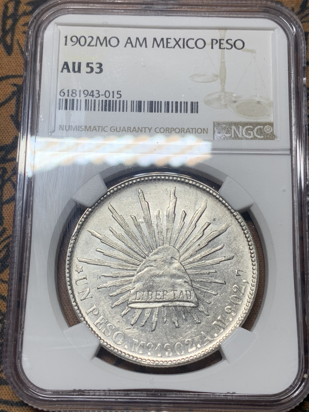 《竞宝斋》钱币微拍-第18场-本周日，周一2场连拍（全场顺丰包邮） NGC AU53 墨西哥1902年直边鹰洋1比索银币 带底光 细节好