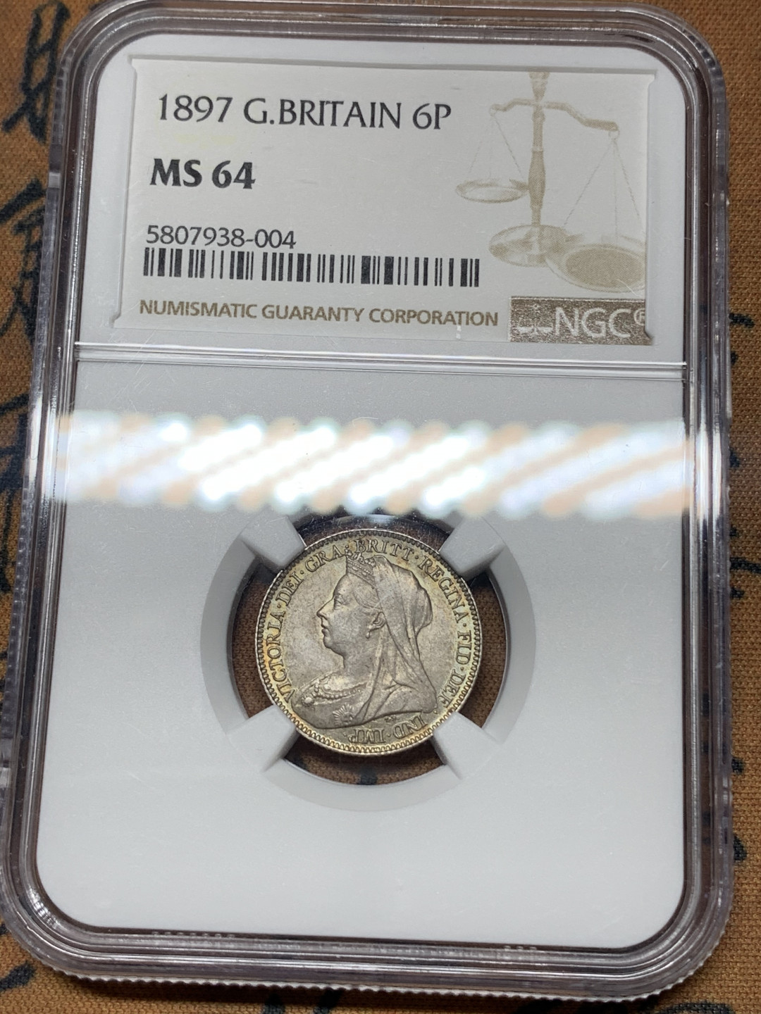 《竞宝斋》钱币微拍-第18场-本周日，周一2场连拍（全场顺丰包邮） NGC MS64 英国1897年6便士 NGC编号：5807938-004 双面五彩