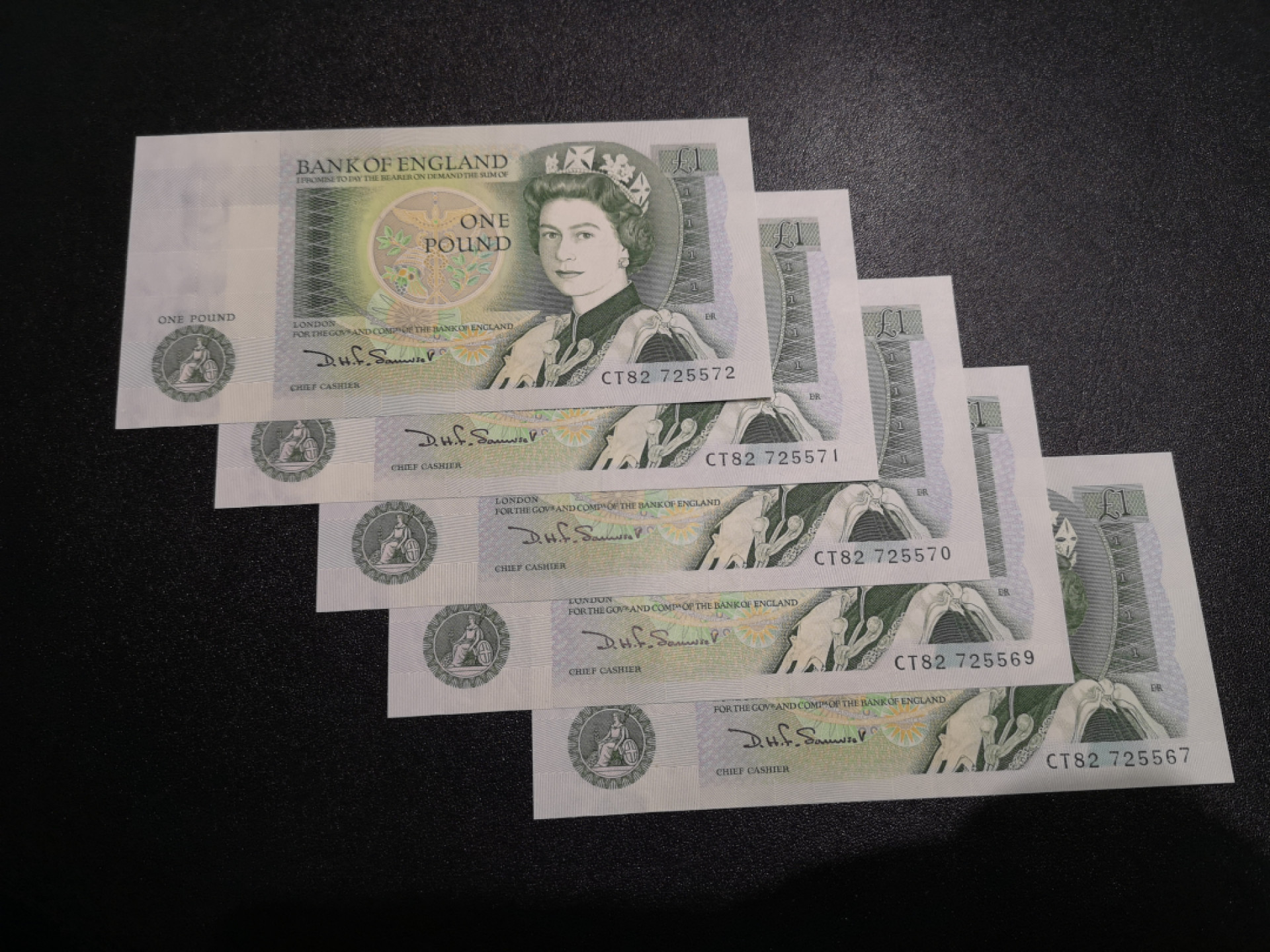 《外钞收藏家》第一百五十三期拍卖（本期94件） 英国D序列1镑 五张 接近连号 全新UNC