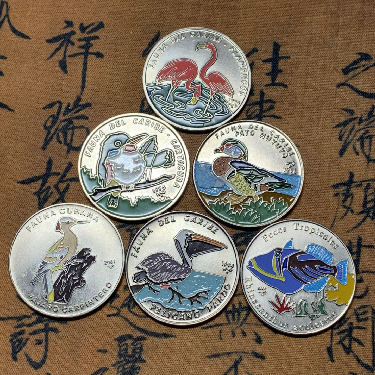 《竞宝斋》钱币微拍-第18场-本周日，周一2场连拍（全场顺丰包邮） 古巴 珐琅工艺 1比索 6枚一组 品如图，色彩艳丽，品种多样，难得多枚