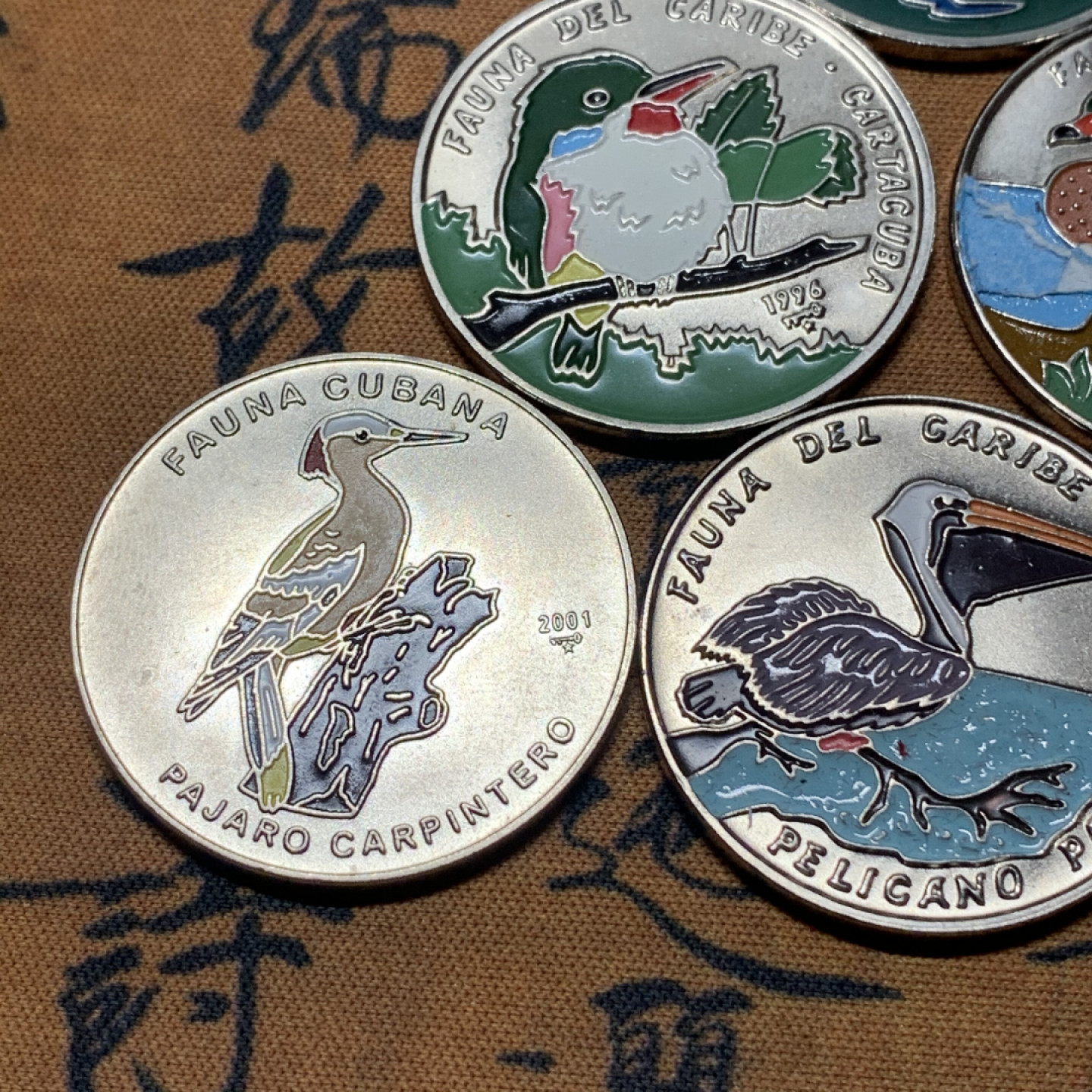 《竞宝斋》钱币微拍-第18场-本周日，周一2场连拍（全场顺丰包邮） 古巴 珐琅工艺 1比索 6枚一组 品如图，色彩艳丽，品种多样，难得多枚