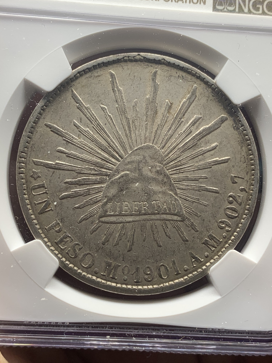 《竞宝斋》钱币微拍-第18场-本周日，周一2场连拍（全场顺丰包邮） NGC-AU55 墨西哥 1901年 MO 1比索 鹰洋银币 好年份原汁原味老包浆好品相！