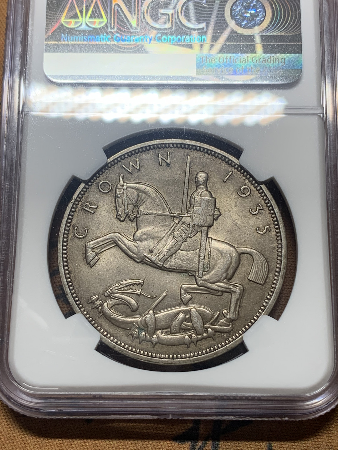 《竞宝斋》钱币微拍-第18场-本周日，周一2场连拍（全场顺丰包邮） ngc-Ms64 1935年 英国乔五木马剑 深灰包浆 丝绸光 状态佳